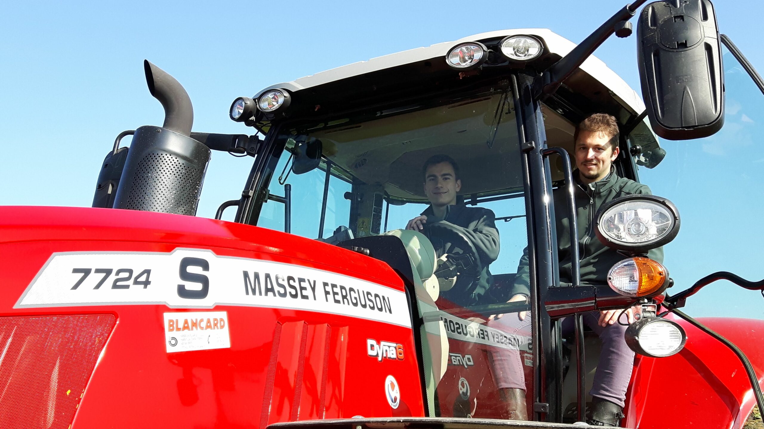 Deux étudiants dans un tracteur du partenaire Massey Ferguson