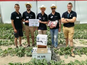 Equipe de développement du Robot de désherbage mécanique H3VR qui reçoit leur prix des olympiades